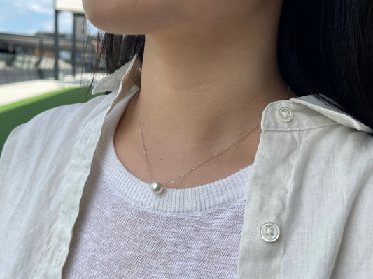 قلادة قلادة عائمة من لؤلؤ أكويا 8.5-9 مم – سلسلة من الذهب الأبيض عيار 10 قيراط