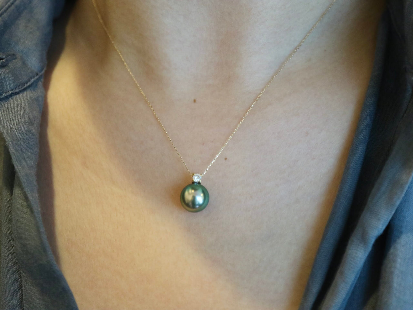 10mm Black Tahitian Pearl Diamond Pendant Necklace 18K Yellow Gold