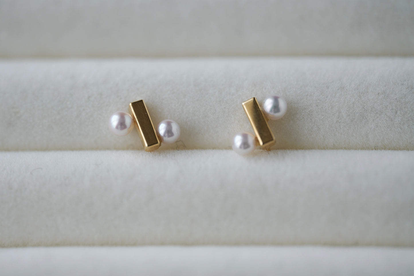 希少サイズの 3mm アコヤ真珠パーセント記号バースタッドピアス 18K イエローゴールド