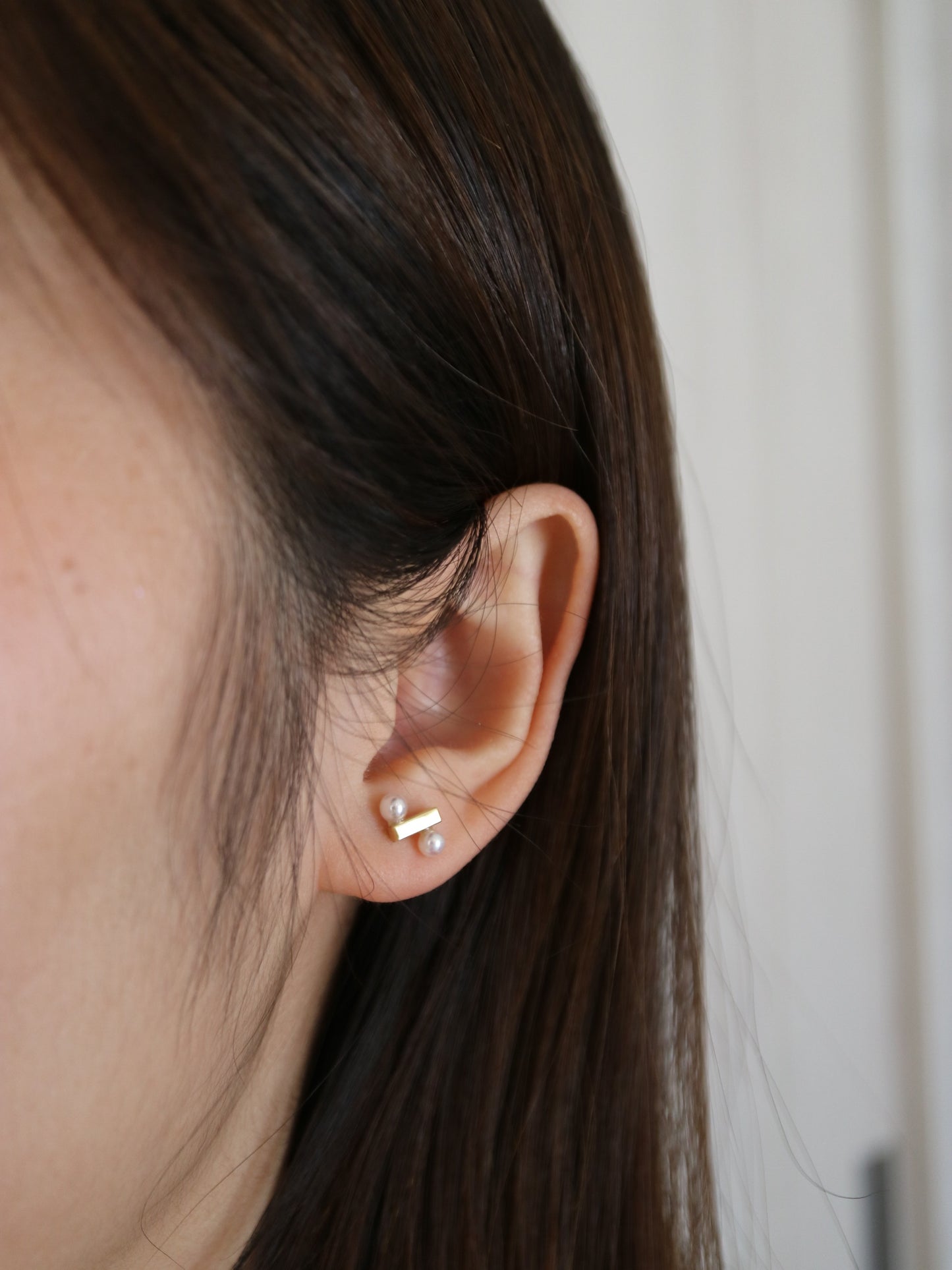 希少サイズの 3mm アコヤ真珠パーセント記号バースタッドピアス 18K イエローゴールド
