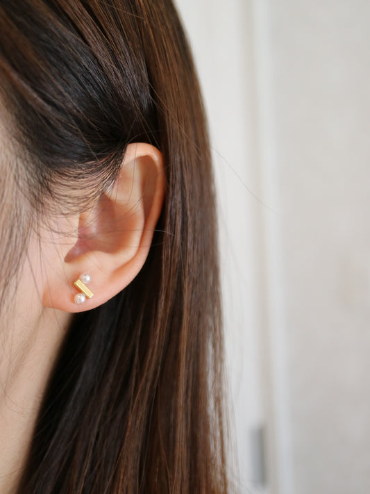 希少サイズの 3mm アコヤ真珠パーセント記号バースタッドピアス 18K イエローゴールド