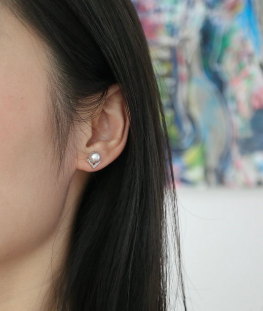 7.0mm 天然銀灰色 Akoya 珍珠 V 字鑽石耳釘 18K 白金